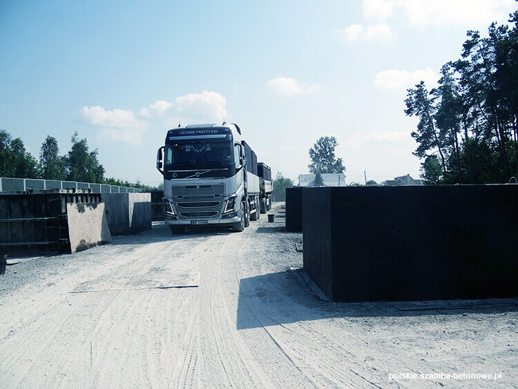 Transport szamb betonowych  w Hajnówce